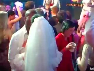 Glorious oversexed brides πιπιλίζουν μεγάλος στρόφιγγες σε δημόσιο