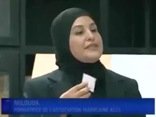 Arab sweetheart sätter kondom från mun
