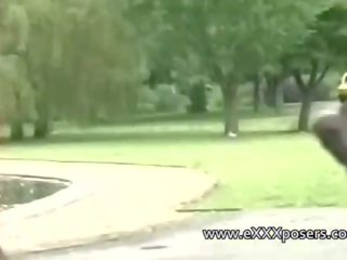 Monada británica adolescente en un falda flashes en la parque