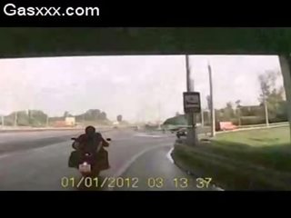 Follando en motorcycle