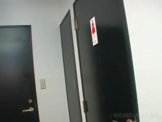 Asiatico giovanissima seduttrice clip twat mentre fare pipì in un toilette