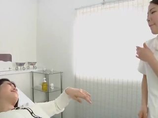 Japońskie lesbijskie zalotne spitting masaż klinika z napisami