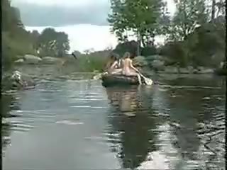 Trys sensacingas merginos nuogas merginos į as džiunglės apie valtis už narys hunt