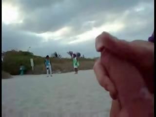 Amerykańskie turysta spuszczanie na the plaża podczas kobieta passing przez film