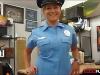 Голям цици полиция офицер получава тя путка прецака от pawn мъж