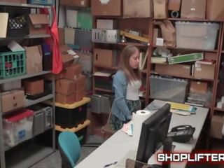 Shoplifting mademoiselle brooke bliss παίρνει πατήσαμε