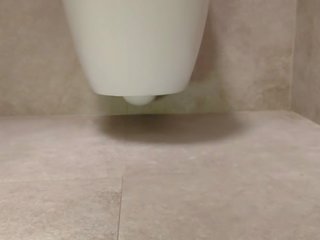 Bewitching chân trong các nhà vệ sinh