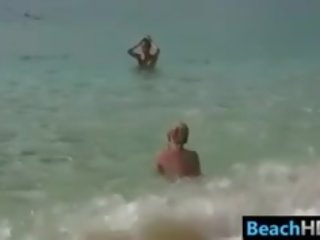 عار الفتيات في ال شاطئ