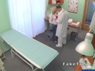 Medisch student eikels in namaak ziekenhuis