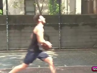 Dos basket players jugar con su pelotas