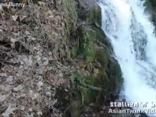 Asijské twink saje klovaný pták podle waterfall