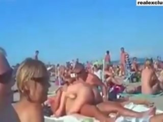 Publisks kails pludmale svingeri pieaugušais saspraude uz vasara 2015