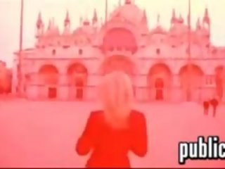 Blondinke piškotek utripa ji prsi v italija