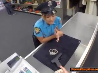 警察 军官 pawns 她的 枪 & 是 性交