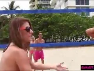 Bikini bffs twerking hun exceptional ezels door de strand en orgie
