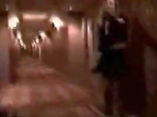 Keamanan menjaga keparat sebuah strumpet di hotel corridor