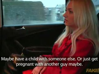 Taxi řidič pomáhá dospívající na dostat těhotná