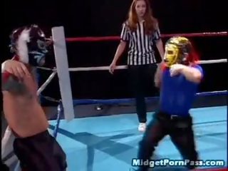 Nain wrestler accouple la séduisant referee
