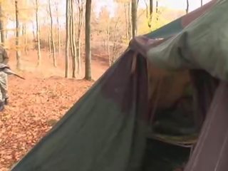 Eiro skolniece izpaužas dubults fucked uz a tent