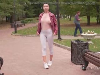 Subţire alb stramt jambiere și pur blouse… a facut tu verifica afară mea cameltoe ;?