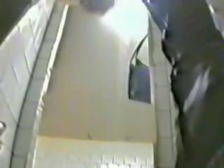 P0 orang yang menikmati melihat seks tersembunyi kamera menonton gadis kencing di penis di belahan dada universitas toilet