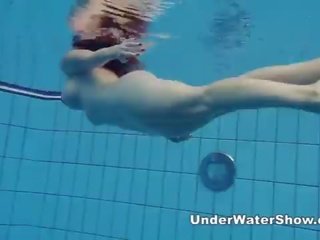 Redheaded ominaisuus uinti alaston sisään the altaan