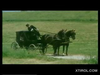 Klasike bjonde i ri grua pidh thau në një carriage