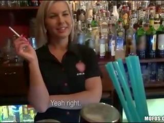 Barmanka agrees na dostať fucked v ju bar