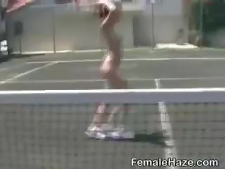 Koledža meitenes nokļūt kails par teniss tiesa laikā trūkst