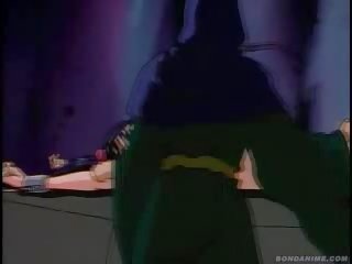 Insecure piccolo hentai pupa legato su e prende mangiato da un vampiro