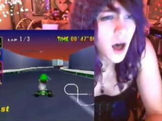 Geek noor naissoost cum mängimine mario kart