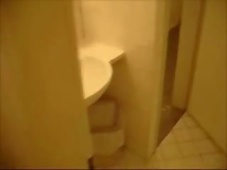 شقراء يحصل على مارس الجنس في ال مرحاض