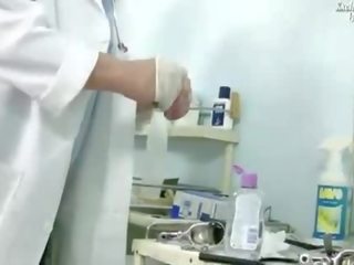Sesat medico examining dia pasien