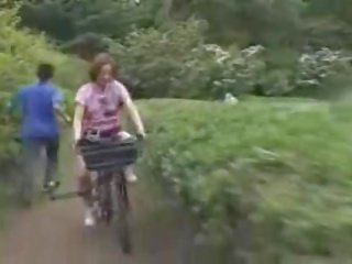 Японська lassie masturbated в той час як скаче a specially modified для дорослих відео bike!