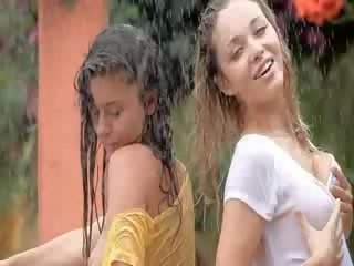 E pacipë vajzat në the shi