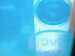 Spionnen camera captures vet kuiken met klein tieten
