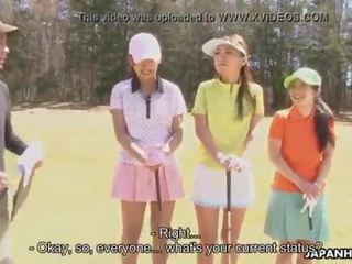 אסייתי גולף שיחה נערה מקבל מזוין ב ה ninth חור