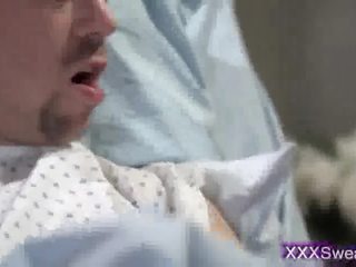 Verdorben brünette krankenschwester auf ein dick swollen schwanz