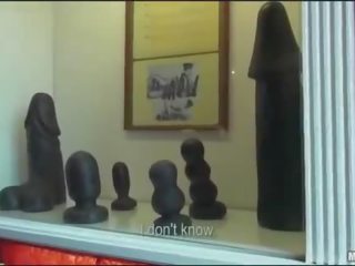 Darling δείχνει βυζιά σε sexmuseum για λεφτά
