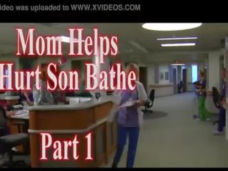 Mama pomaga zranić syn kąpać część jeden