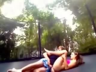 Trampolin sexamateur пара трахання на trampolin