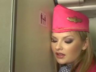 Ładny blondynka stewardessa ssanie penis onboard
