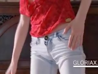 Matamis gloria strips kanya masikip pantalong maong sa a upuan