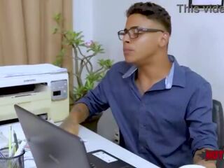 Entrevistando o novinho pra entrar n / a empresa