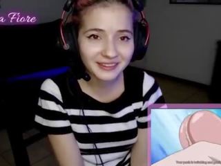 18yo youtuber blir vällustig att titta hentai under den ström och onanerar - emma fiore