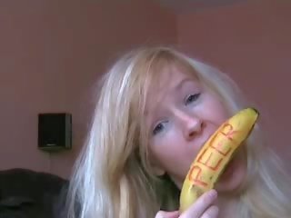 Blond amateur Dildoing with banana