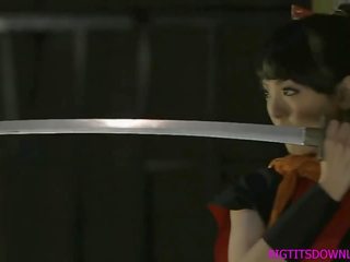 Samurai anak perempuan dengan gergasi payu dara