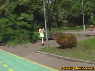 Urbano xxx: milf feito um parque bench molhada por dela urina