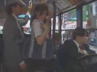 Asiatico giovanissima tesoro tastata in autobus da gruppo