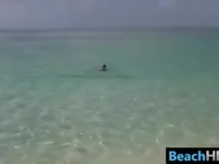 Desnudo niñas en la playa